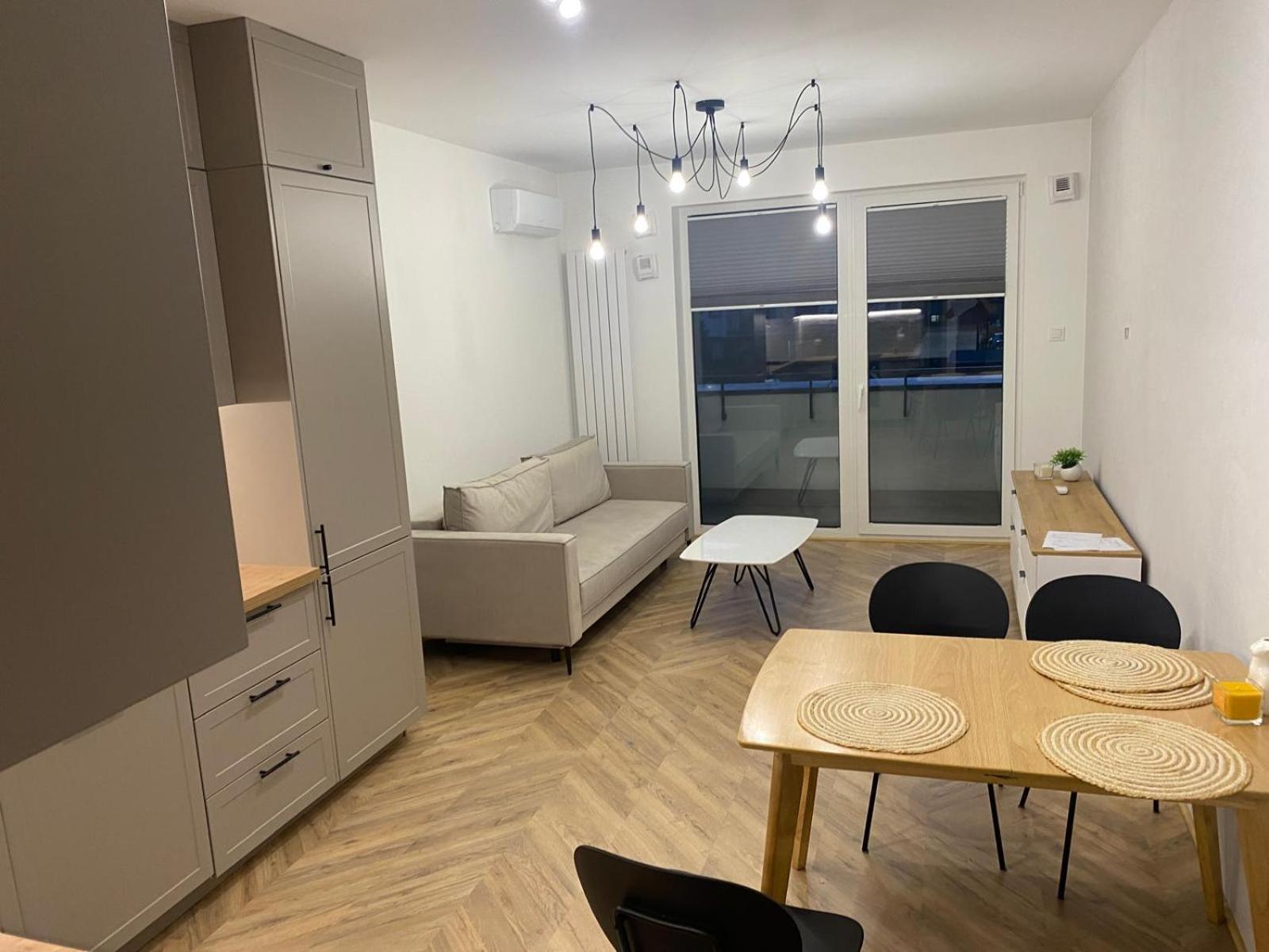 Stylish, Modern Near Airport *